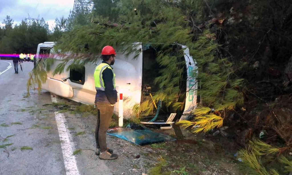 Servis aracı kaza yaptı: 7 yaralı