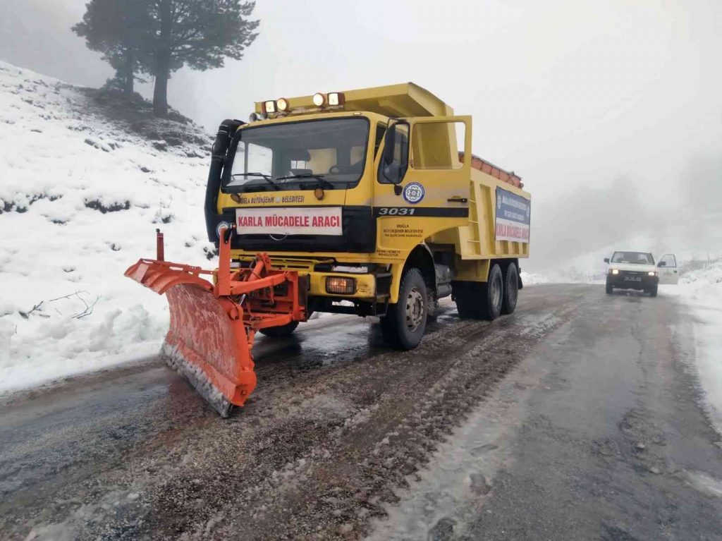 Seydikemer’de karla kaplanan yollar açıldı