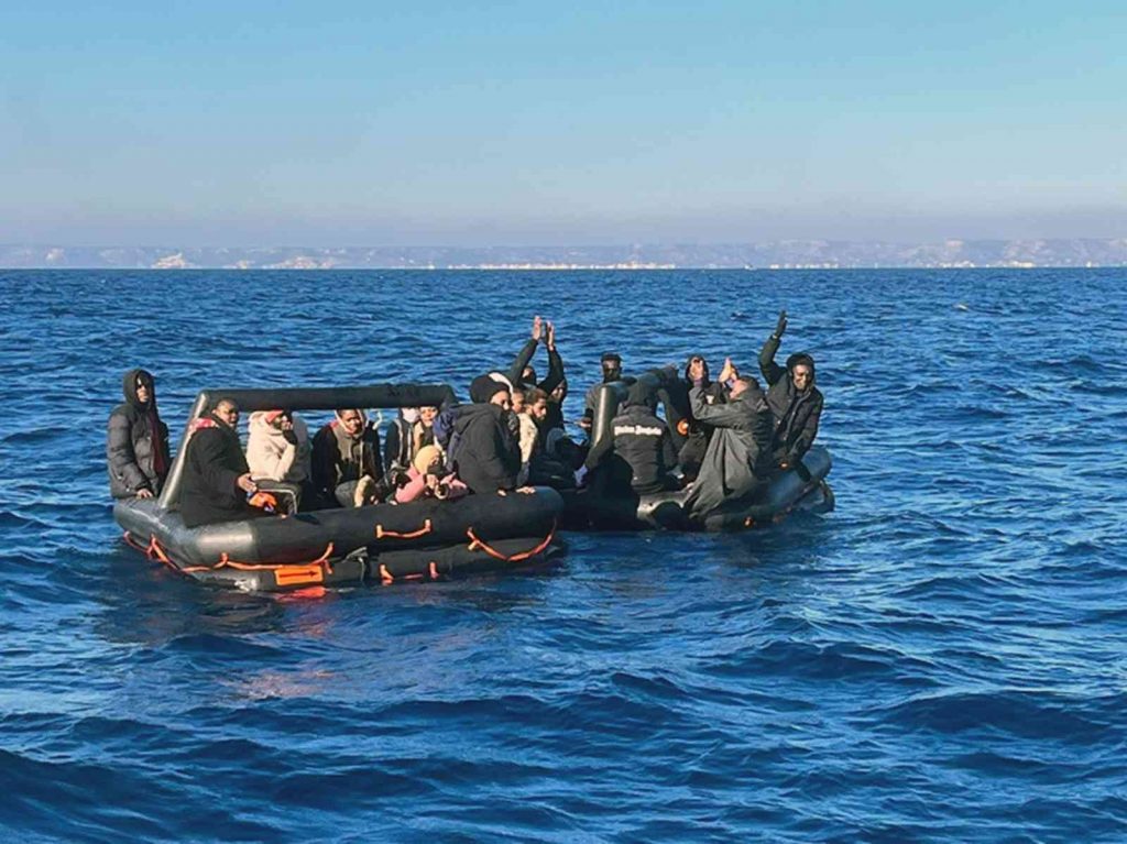 Yunanistan’ın ölüme ittiği 82 göçmen kurtarıldı