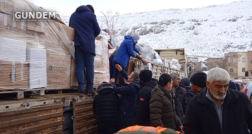 Yardım malzemeleri depremzedelere dağıtılıyor