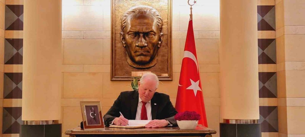 ABD Hava Kuvvetleri Sekreteri Kendall, Türkiye’nin Washington Büyükelçiliğinde taziye defterini imzaladı