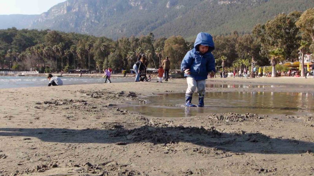 Akyaka’da ürküten deniz suyu çekilmesi 50 metreye ulaştı