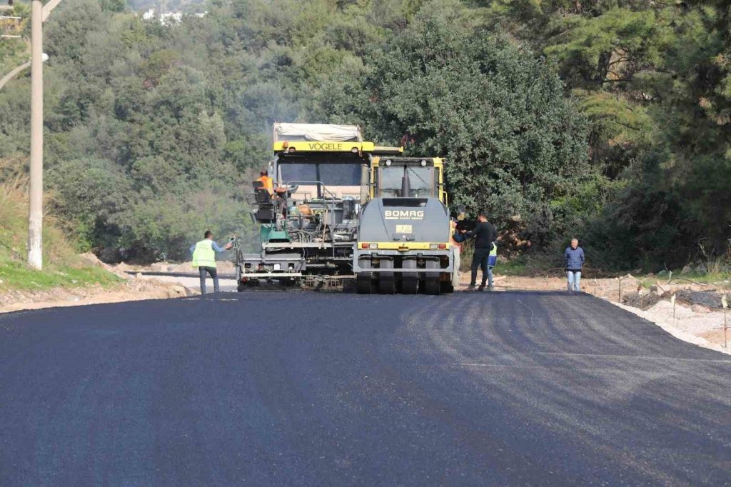 Bodrum Mümtaz Ataman Caddesinde birinci kat sıcak asfalt dökümü tamamlandı