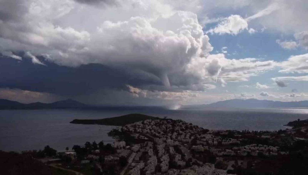 Bodrum’da denizde bir anda beliren hortumun ardından dolu ve sağanak bastırdı