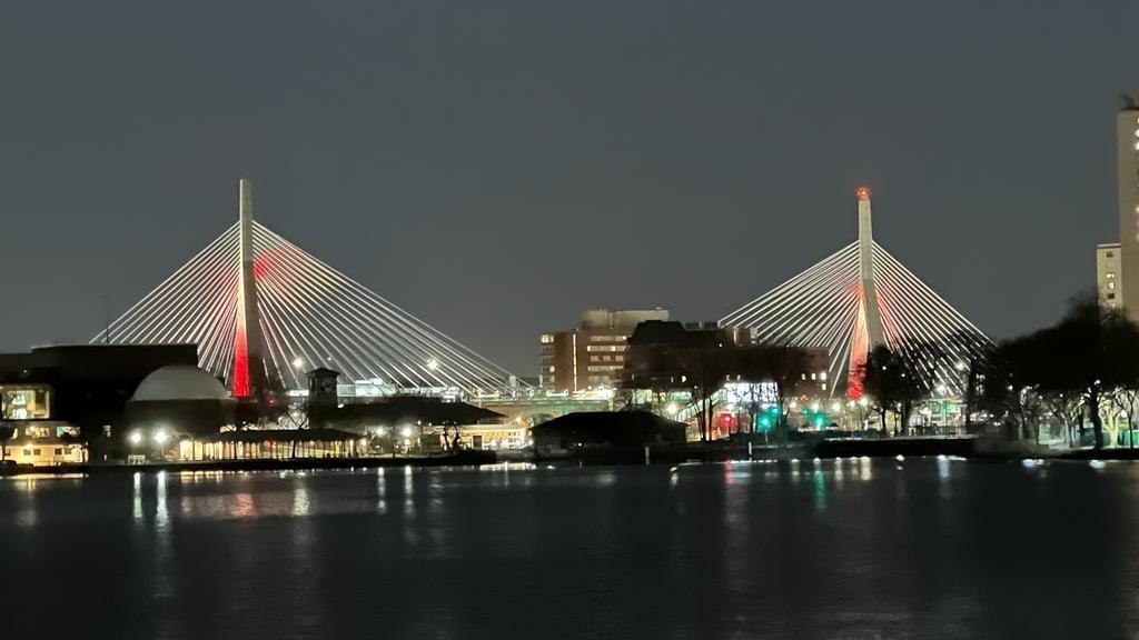 Boston’un sembol köprüleri kırmızı beyazla ışıklandırıldı