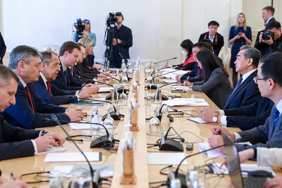 Çinli diplomat Wang: “Rusya ve Çin, çok kutuplu dünyaya bağlı”