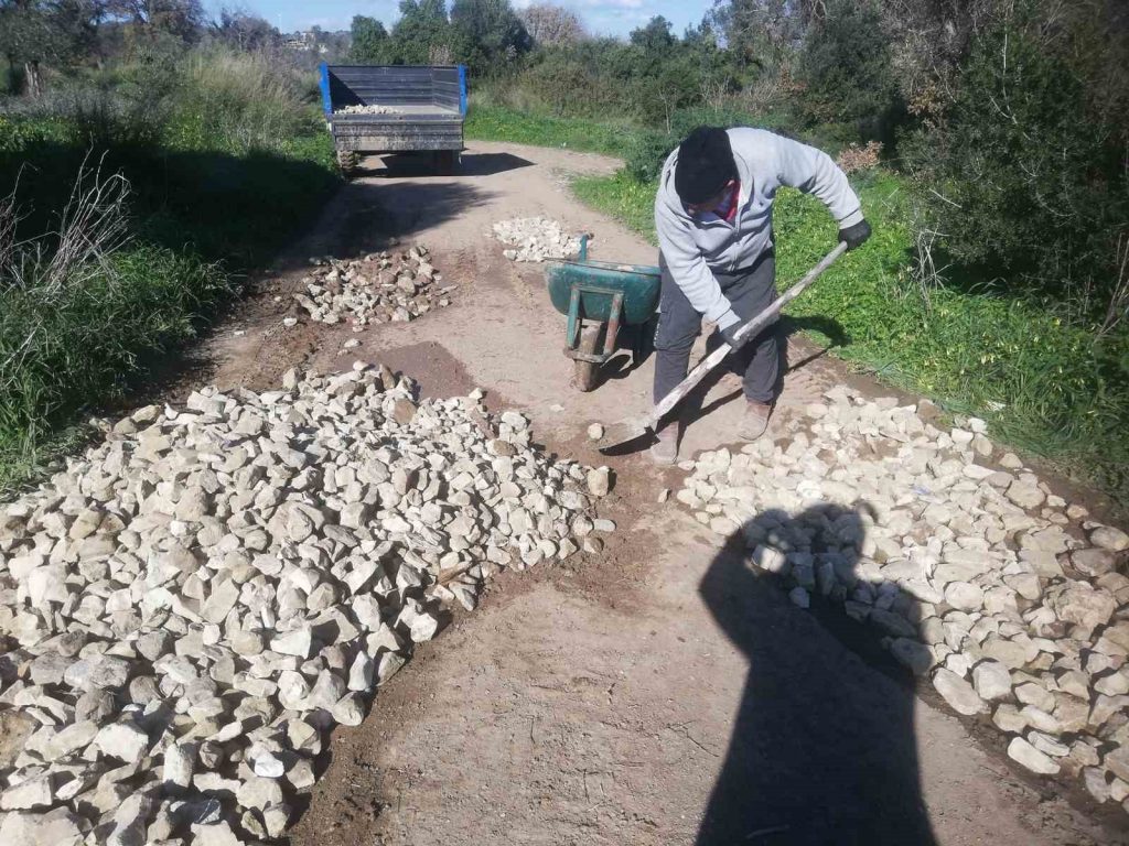 Datça Belediyesi’nden ümitlerini kesen köylüler kendi yollarını kendileri yapmaya başladı