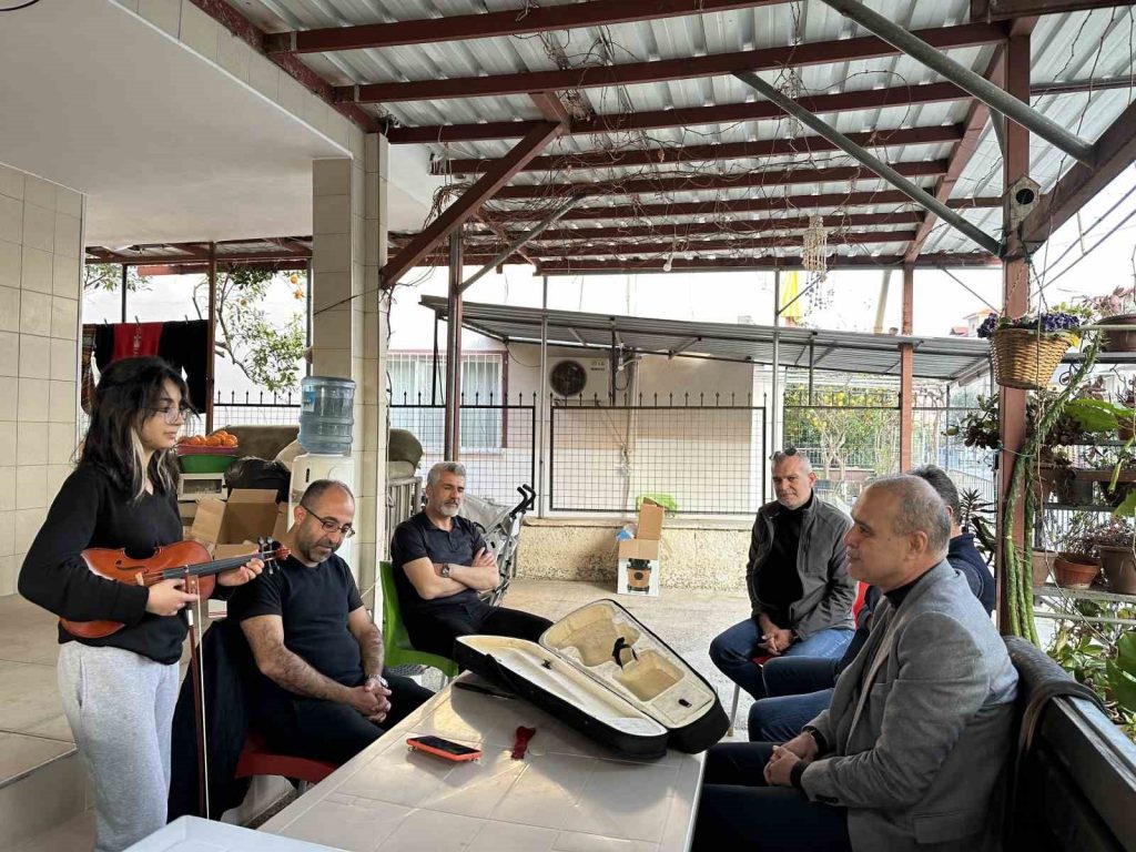 Depremzede Ebrar’ın keman talebi yerine getirildi