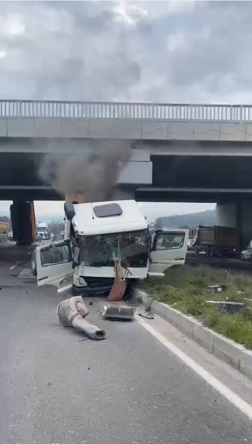 Dorse köprüye çarptı; 2 yaralı