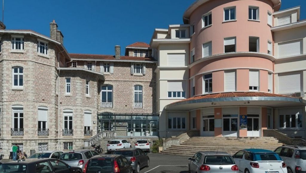Fransa’da öğrencisinin bıçakladığı öğretmen öldü