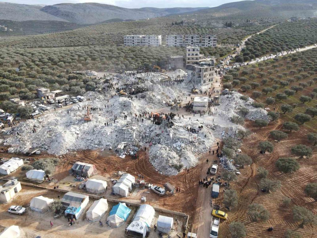 İdlib’de enkaz altındaki arama kurtarma çalışmaları sürüyor