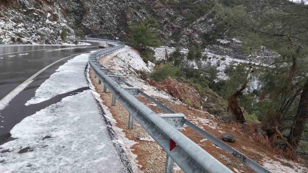 Kar yağışı Datça’yı beyaza büründü