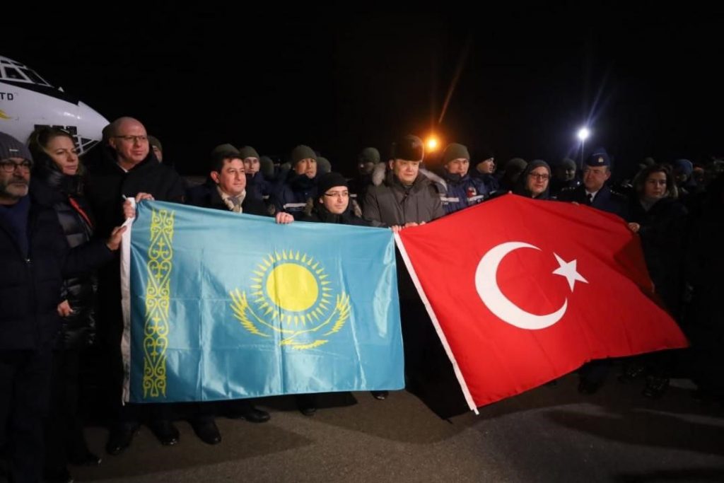 Kazak ekipler, ülkelerinde Türk ve Kazakistan bayrakları ile karşılandı