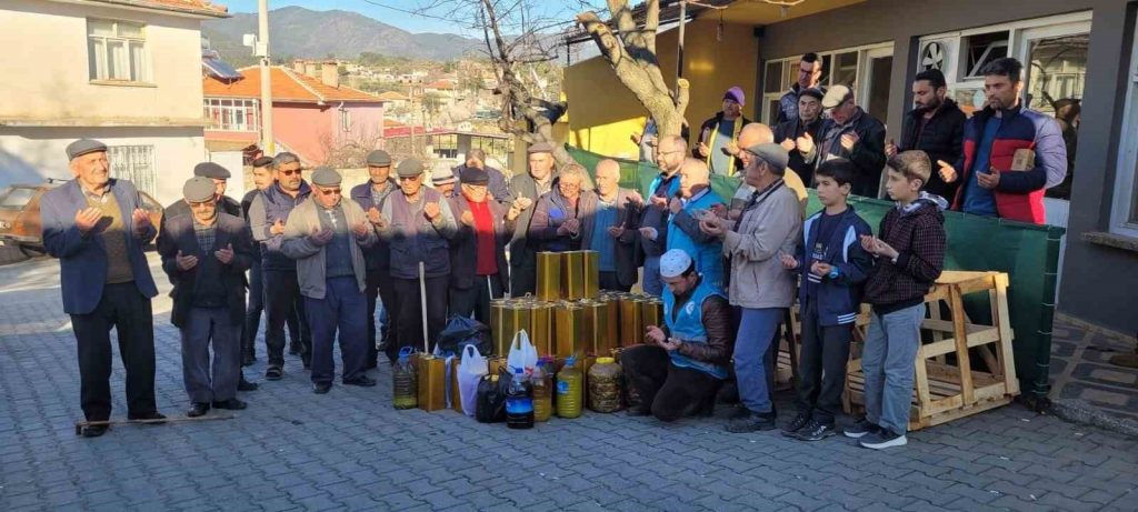 Kendi ürettikleri zeytinyağlarını depremzedelere gönderdiler