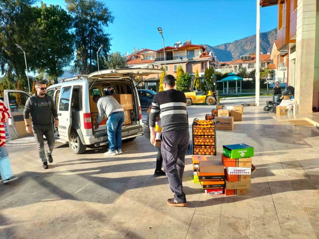 Köyceğiz’e gelen depremzedelerin ihtiyaçlarını yardımseverler karşılıyor