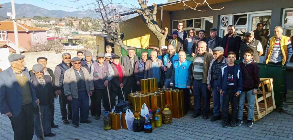 Köylülerden depremzedelere zeytinyağı, turşu ve zeytin yardımı