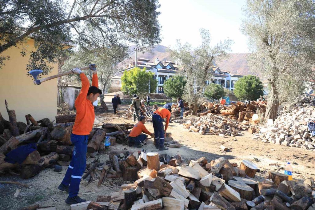 Marmaris’ten deprem bölgesine yakacak desteği sürüyor