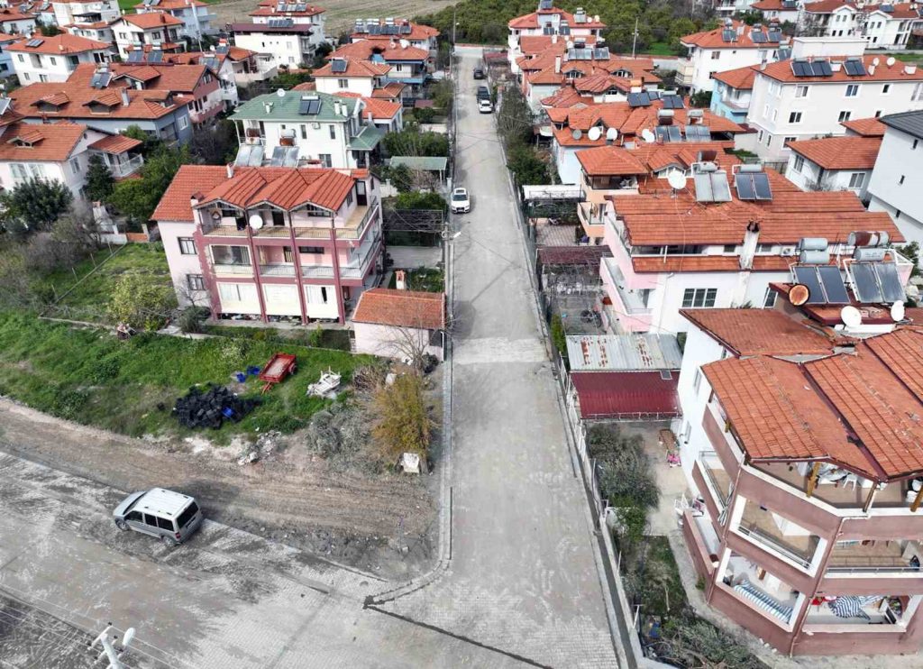 Ortaca’da yollara kilit parke kaplama çalışmaları sürüyor