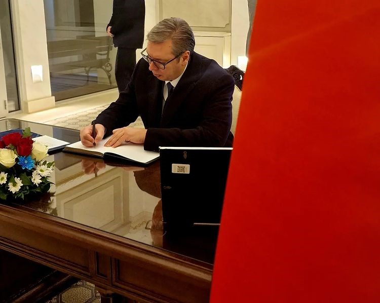 Sırbistan Cumhurbaşkanı Vucic, Türkiye’deki depremzedeler için taziye defterini imzaladı