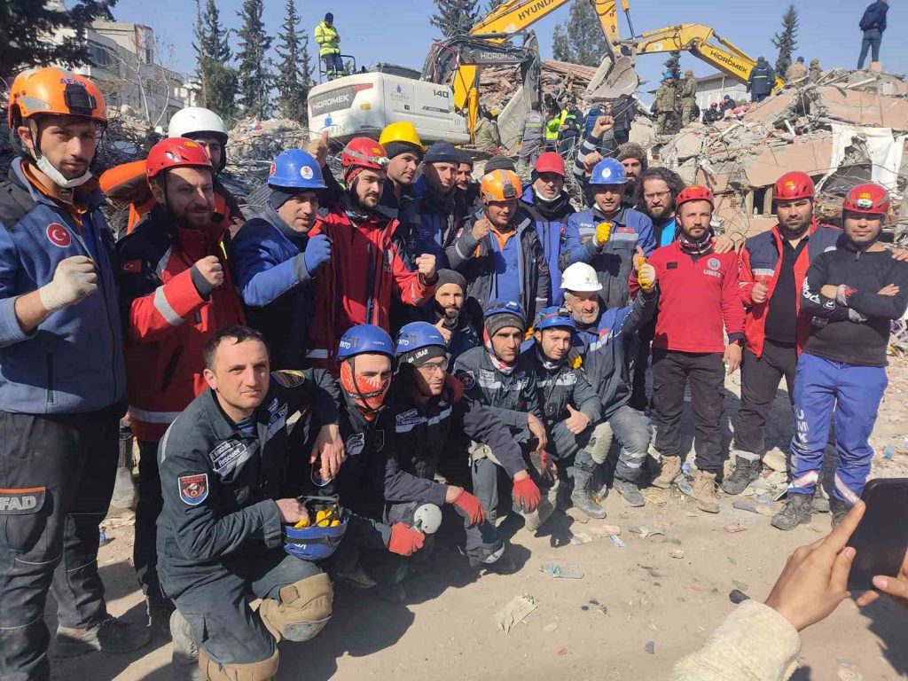Türk, Ermeni ve ABD’li ekip 2 kadını enkazdan sağ çıkardı