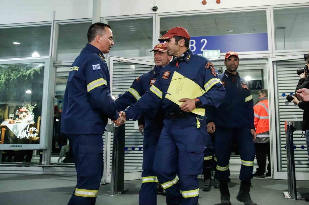 Türkiye’den ayrılan Yunan arama-kurtarma ekipleri Atina’da ilgiyle karşılandı
