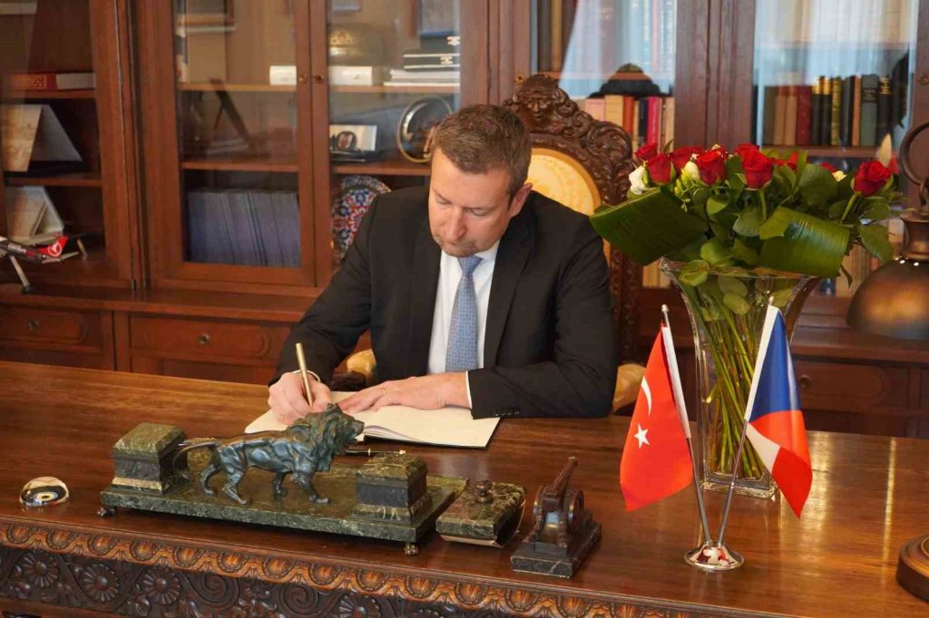 Türkiye’nin Prag Büyükelçiliği’nde taziye defteri açıldı