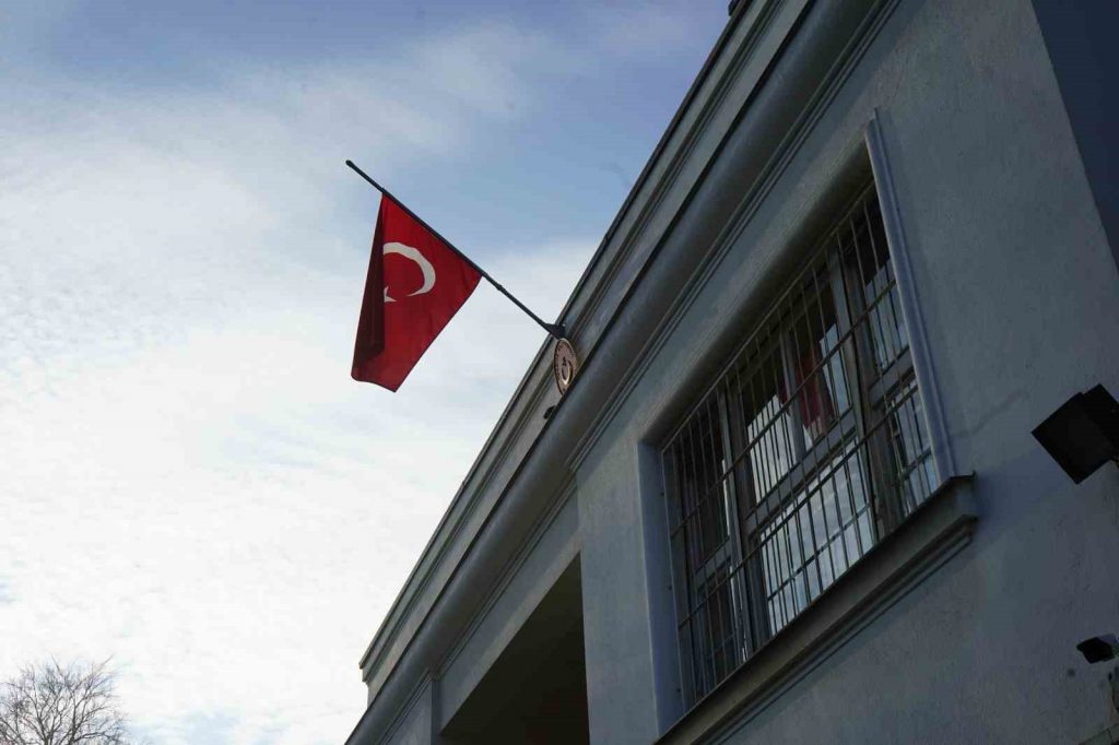 Türkiye’nin Prag Büyükelçiliğinde Türk bayrağı yarıya indirildi, karanfil bırakıldı