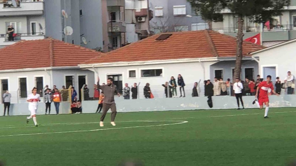 Arda Turan depremzede çocuklar için Marmaris’te sahaya çıktı