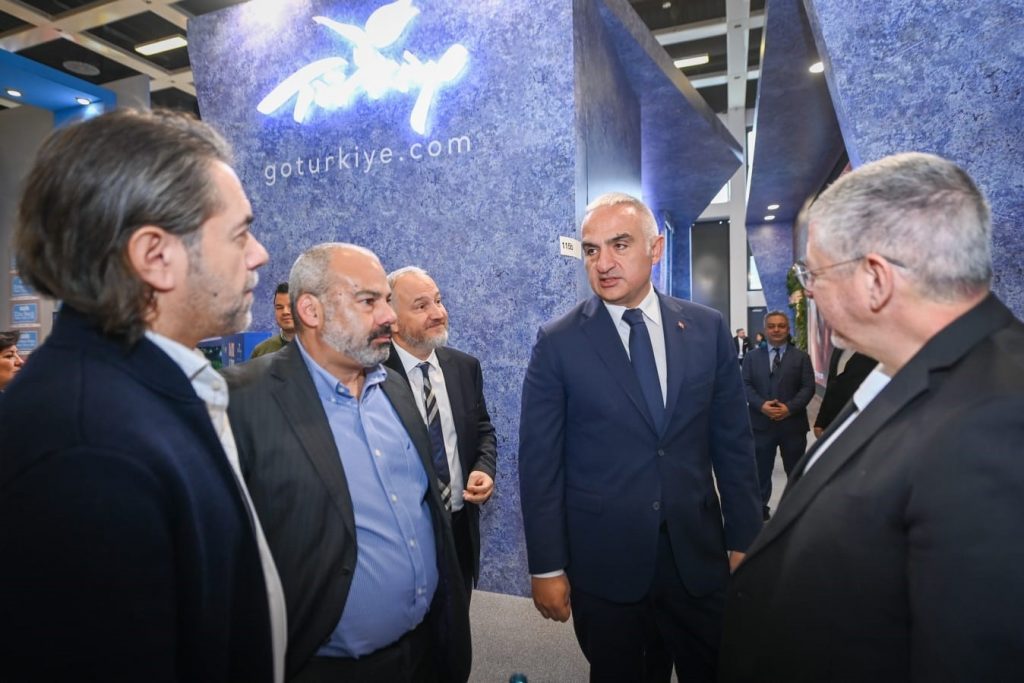 Bakan Ersoy, Berlin Turizm Fuarı’nda Türk stantlarını gezdi