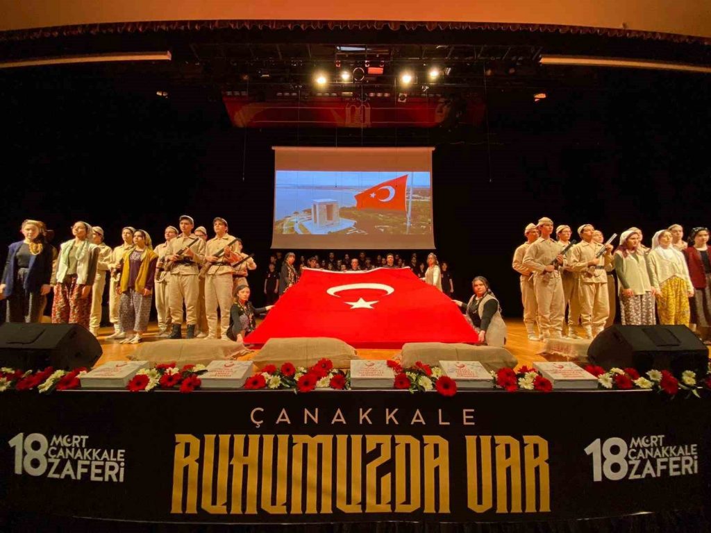 Çanakkale Zaferi’nin 108. yılında öğrencilerin gösterimi büyük beğeni topladı