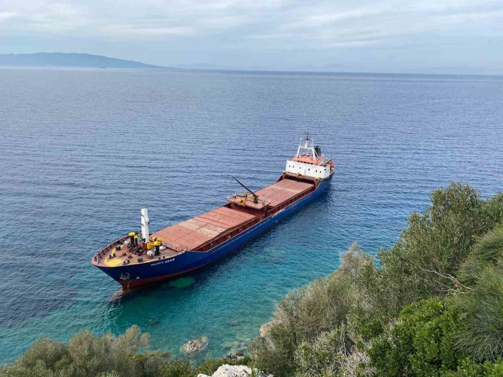 Datça’da kuru yük gemisi karaya oturdu