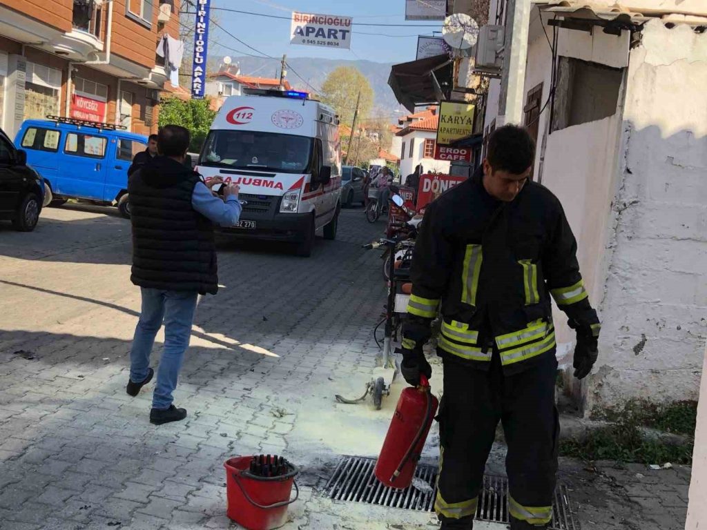 Alev alan akü bir kişiyi yaraladı