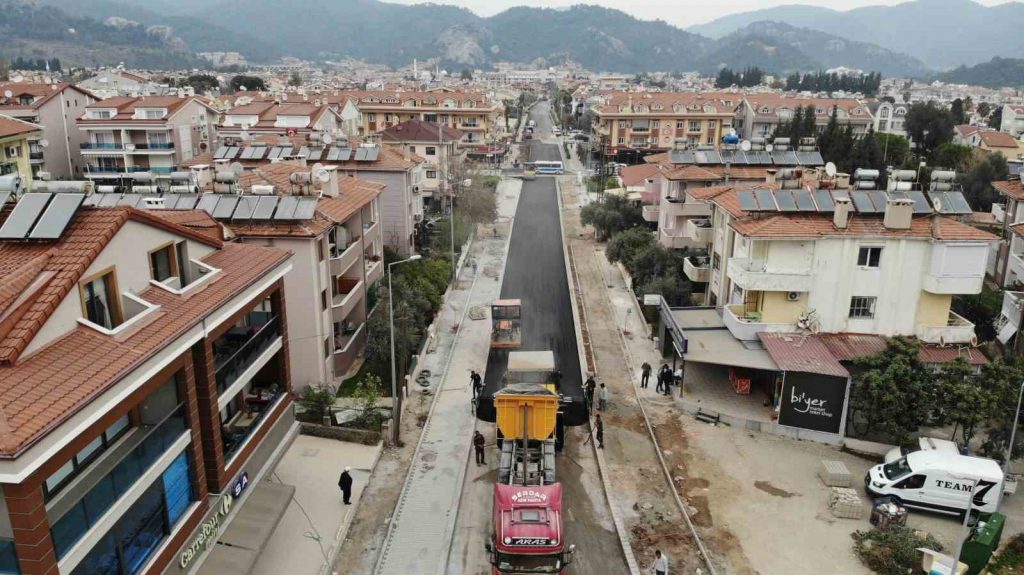 Marmaris Belediyesi birçok noktada çalışmalarını sürdürüyor