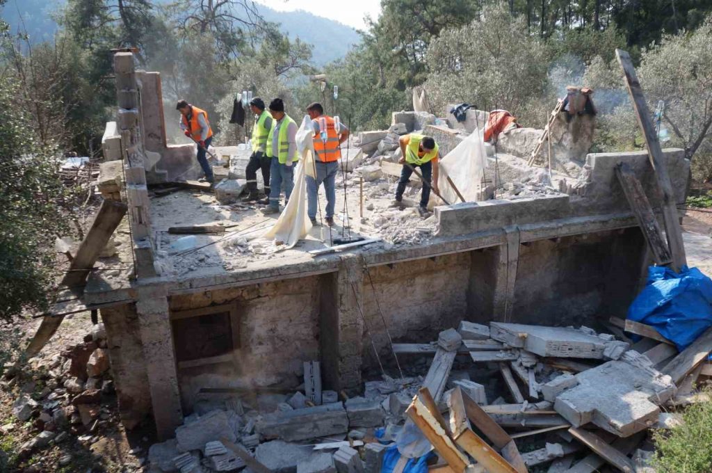 Marmaris’te kaçak yapılar yıkılıyor