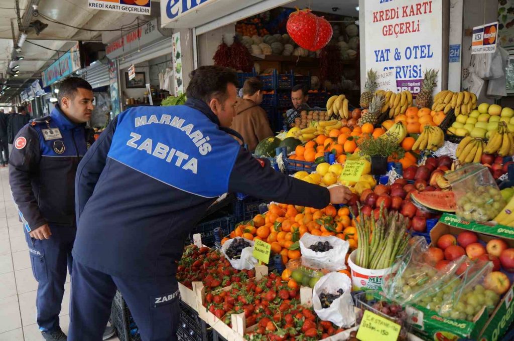 Marmaris’te pazar yeri esnafı denetlendi