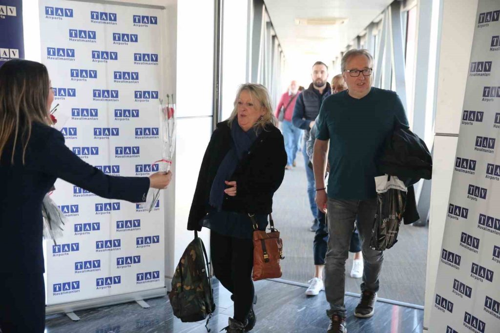Sezonun ilk turist kafilesi İngiltere’den geldi