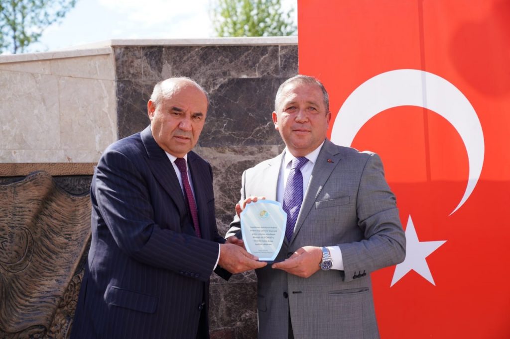 Otgöz, çalışma arkadaşı Türkan’a ’teşekkür plaketi’ takdim etti