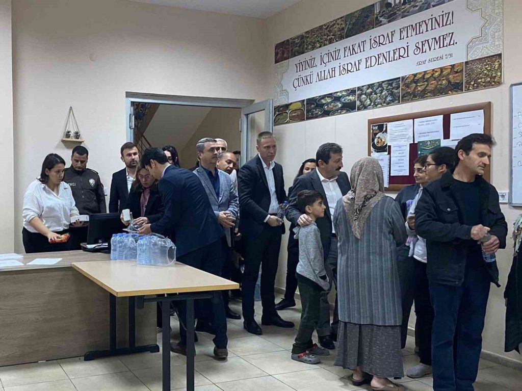 Vali Tavlı, Milas’ta depremzedelerle iftar yaptı