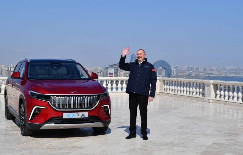 Aliyev, yerli otomobil Togg’u teslim aldı
