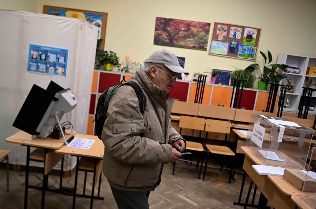 Bulgaristan’da halk erken genel seçimler için sandık başında