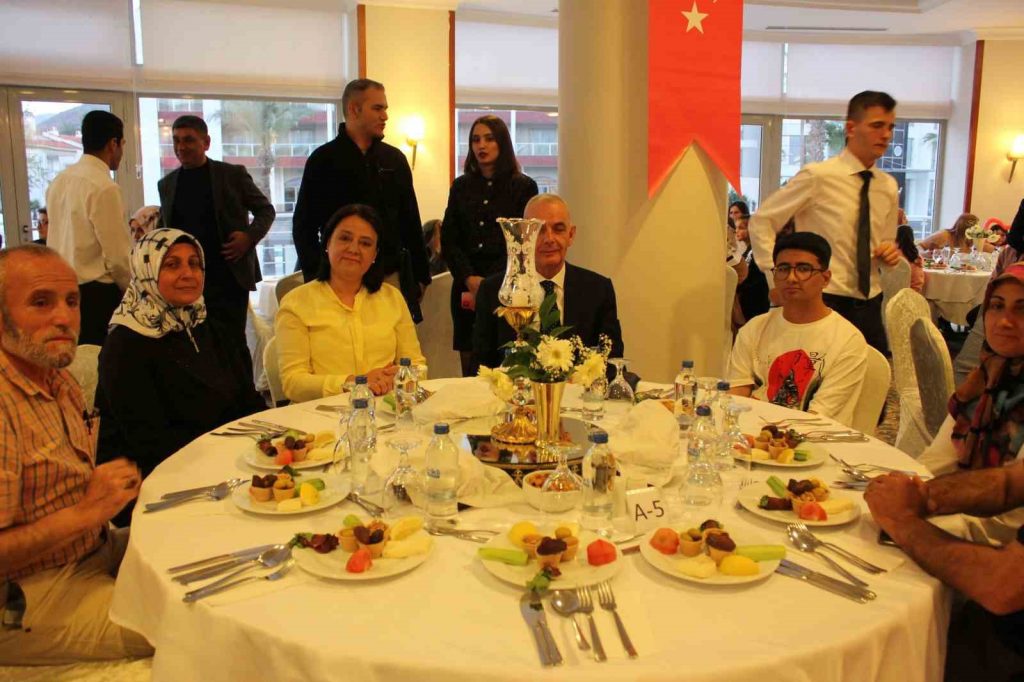 Kaymakam Aksoy depremzedeler ile iftarda buluştu