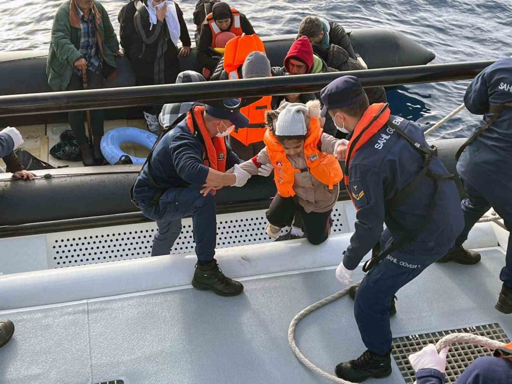 Marmaris’te 14 düzensiz göçmen kurtarıldı