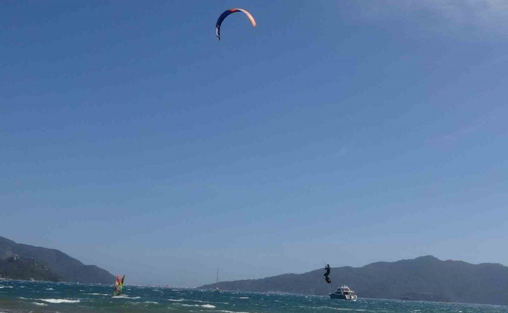 Marmaris’te sörfçüler renkli görüntüler oluşturdu