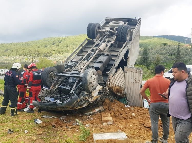 Milas’ta trafik kazası: 1’i ağır 2 yaralı