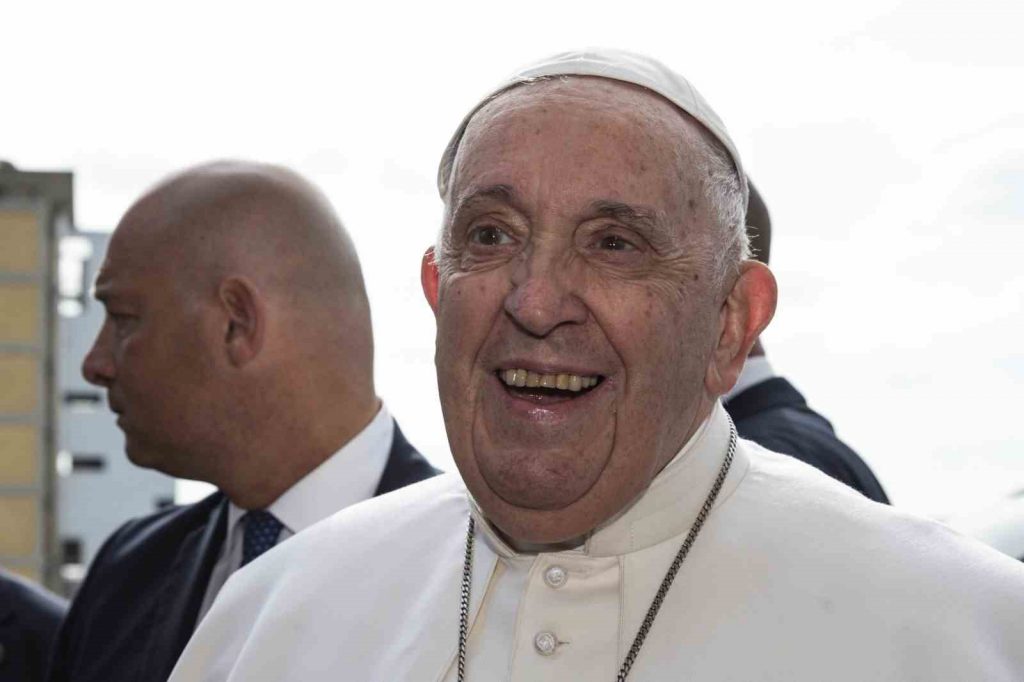 Papa Francis hastaneden taburcu oldu: “Hala hayattayım”