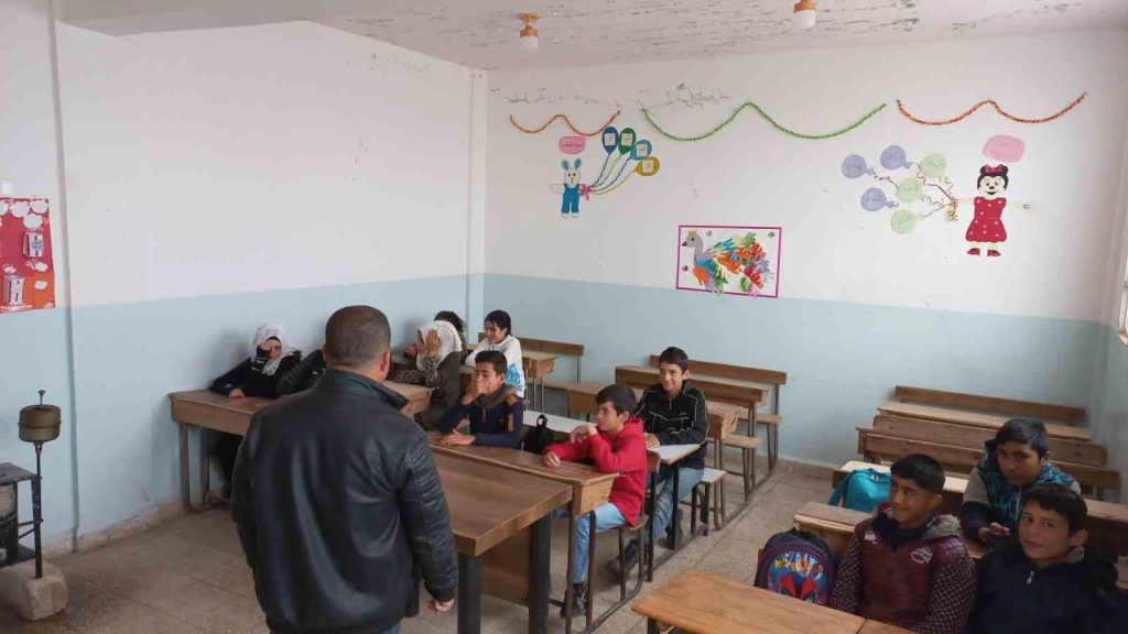 Suriye’de deprem sonrası eğitim çadırlarda başladı