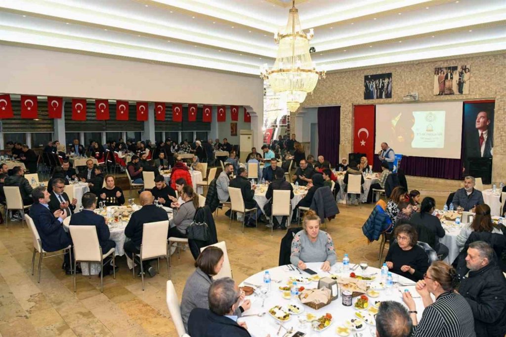 Vali Tavlı Roman vatandaşlarla iftarda bir araya geldi
