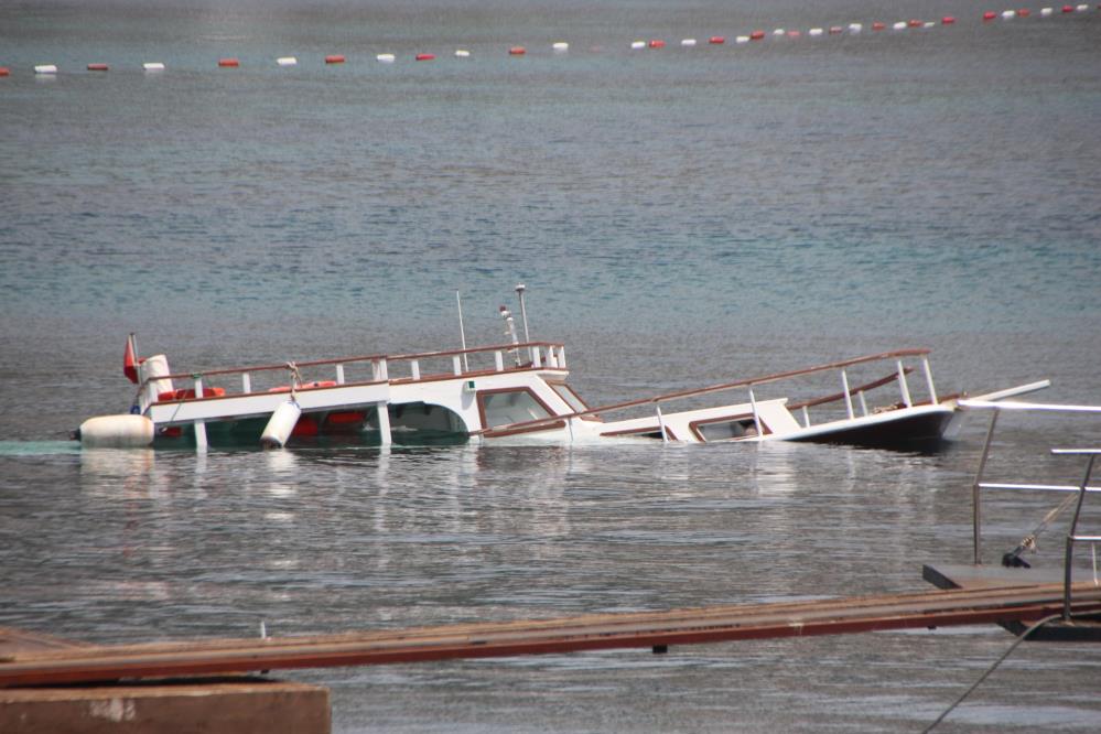 Bodrum’da su alan ahşap bir tekne battı