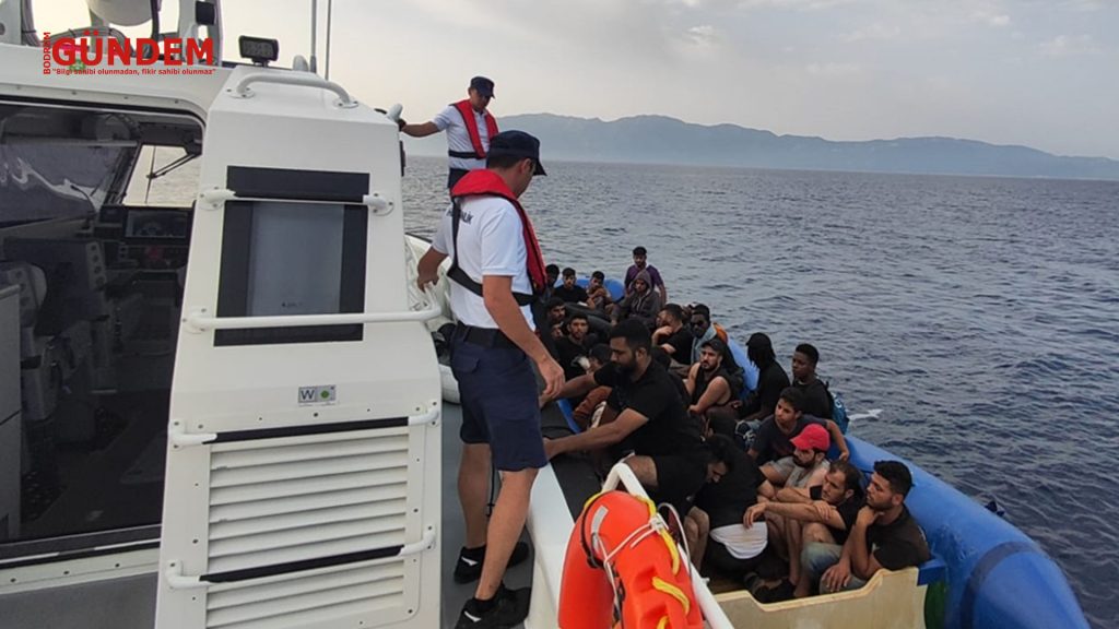 Lastik bottaki 33 düzensiz göçmen karaya çıkarıldı