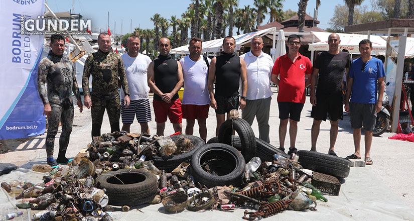 Dalgıçlar deniz dibinden 500 kilogram atık çıkardı